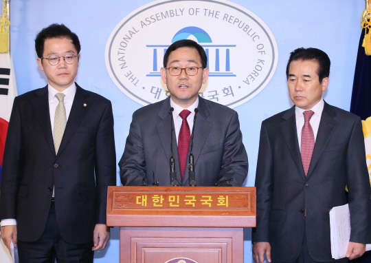 새누리당 주호영 정책위의장(가운데), 나성린 수석부의장(오른쪽), 강석훈 부의장이 21일 국회 정론관에서 연말정산 관련 당정협의 결과에 대해 발표하고 있다.